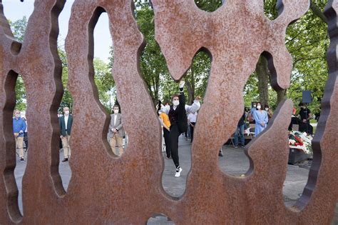 Homenaje A Los Gudaris Ante La Escultura Refugio 1936 En Flickr