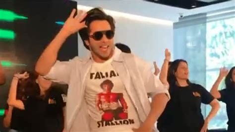 Watch Varun Dhawan dance to Palat, Tan Tana Tan ahead of IIFA 2018 ...