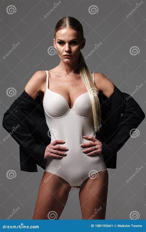 Mode En Lingerie Concept Prachtige Blond Lady Portret In Sexy Nude Kleurencorset En Zwart Shirt