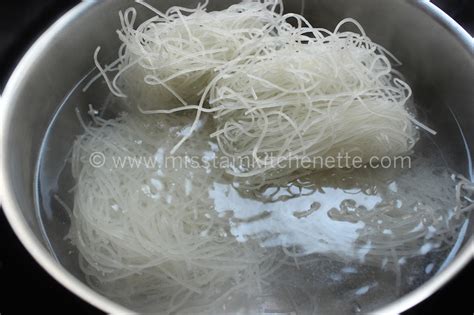 Bún Thịt Nướng Vermicelles De Riz Au Porc Grillé à La Citronnelle