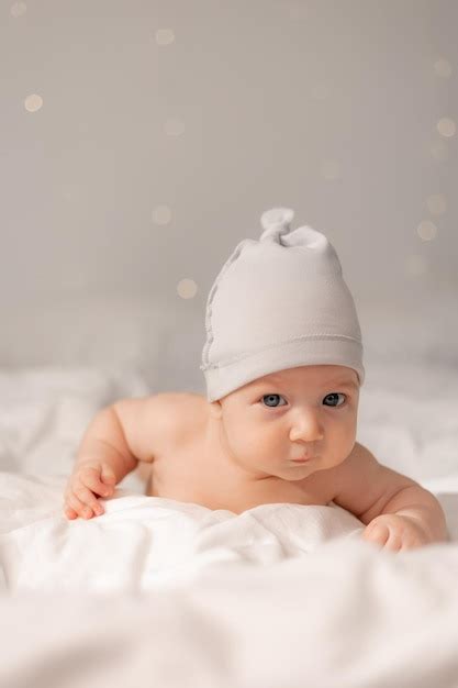 Retrato De Un Beb Encantador Con Ojos Azules En Una Gorra Blanca