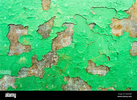 La Pintura Desconchada Verdes Caen De Una Superficie Met Lica Oxidada