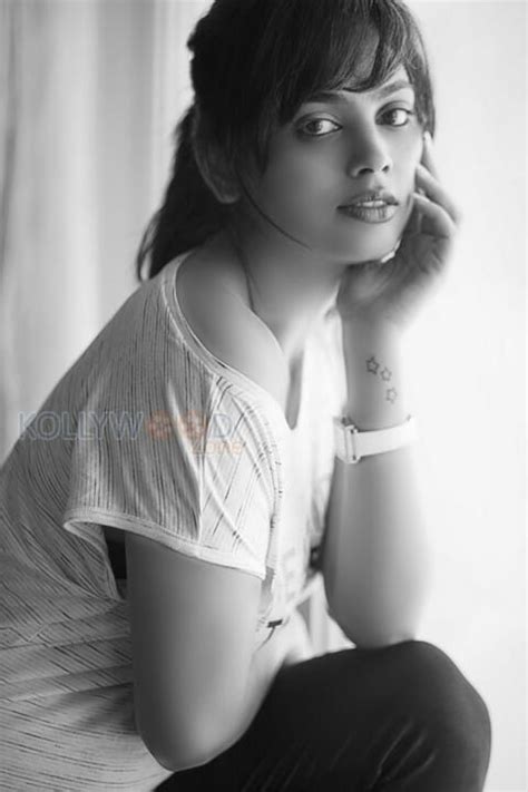 Tamil Actress Nandita Swetha New Photoshoot Pictures 04 (15170 ...