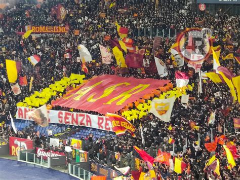 Roma Feyenoord Lo Striscione Della Curva Sud Amore Senza Resa La