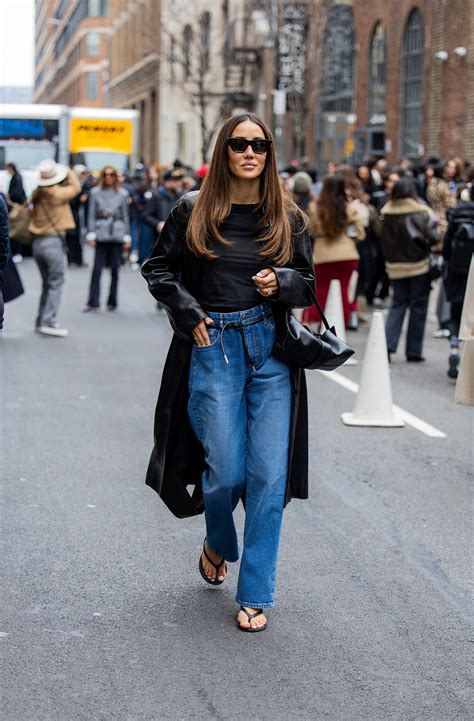 Las Sandalias Thong Y Jeans Acampanados Son El Mejor Outfit Para Verano 2024 Vogue