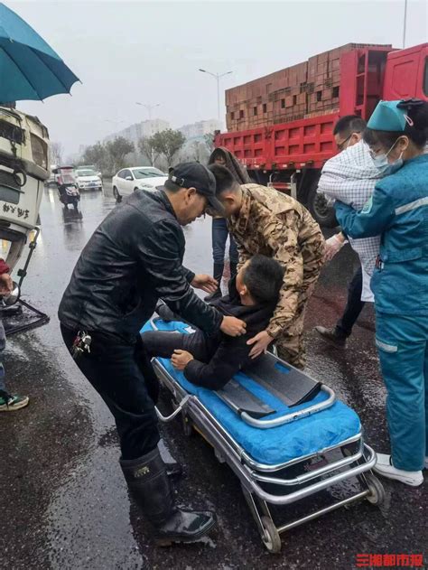 环卫车雨天侧翻司机被困，武警官兵伸援手 三湘都市报