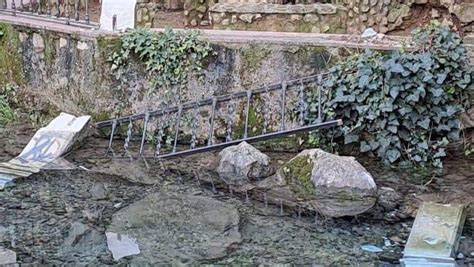 Vandalismo En La Fuente Del R O De Cabra Destrozan La Zona Del