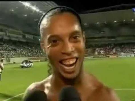 Ronaldinho Gaúcho pedindo repórter em namoro meme YouTube