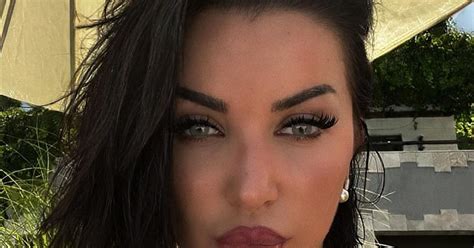 Sharmante Dhe Lozonjare Roza Lati Tregon Format Perfekte Me Bikini Lifestyle