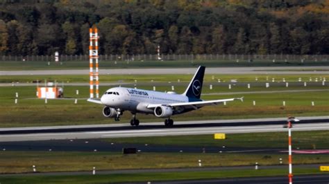 Flugzeug Start und Landung am Flughafen Düsseldorf