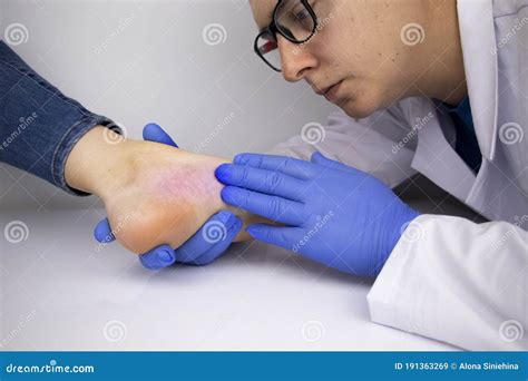 Man In Consultation With A Vascular Surgeon. A Doctor Examines A Leg ...