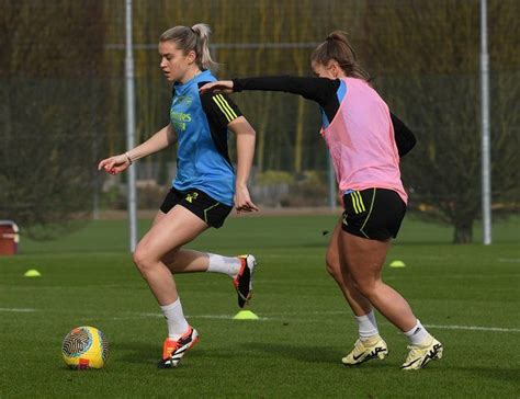 Gallery: Warming up for West Ham Women | Gallery | News | Arsenal.com