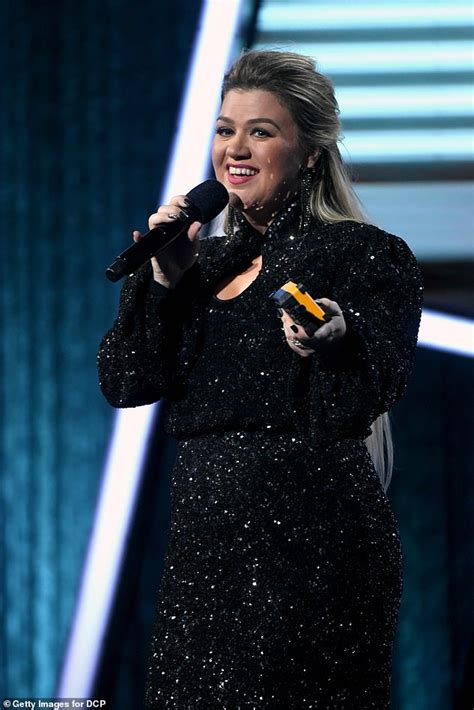 Kelly Clarkson Switches Between Seven Dazzling Looks While Hosting The