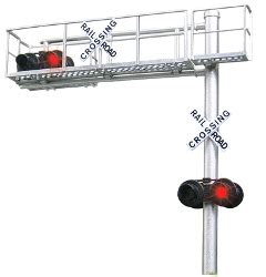 Operating model crossing signals in HO scale