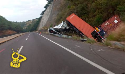 Michoac N Tr Iler De Doble Remolque Se Accidenta En La Autopista De