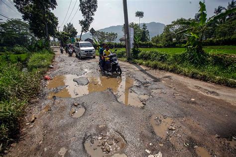 Jalan Akses Ke Tempat Wisata Di Cianjur Rusak Parah