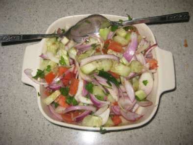 A basic indian salad... tamatar piyaz aur kheera salad - Recipe Petitchef