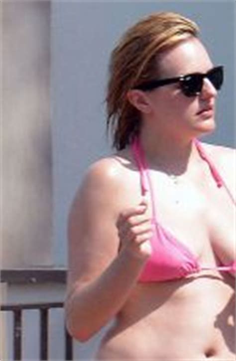 Elisabeth Moss In Bikini At A Hotel Balcony In Capri Hawtcelebs