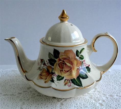 Gorgeous Bell Shaped Sadler Teapot Etsy Tea Pots Tea Pots Vintage