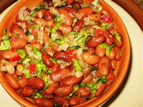 Лобио из красной фасоли в горшочках