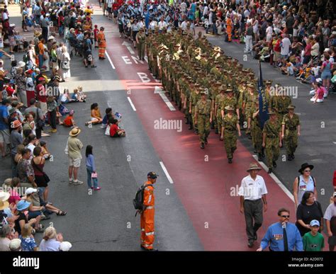 Anzac day parade hi-res stock photography and images - Alamy