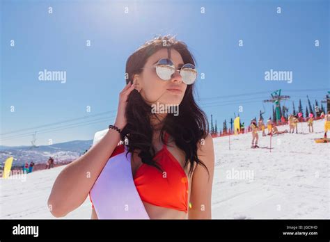 Nahaufnahme Portrait eines schönen Snowboard Mädchen im Bikini stehen oben auf den Schneeberg