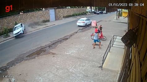 Vídeo Homem e criança escapam por segundos de serem atingidos por