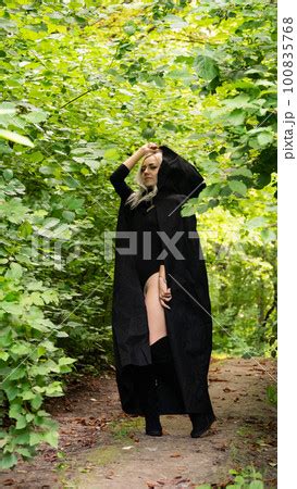 sexy blonde woman in black cloak natureの写真素材 100835768 PIXTA