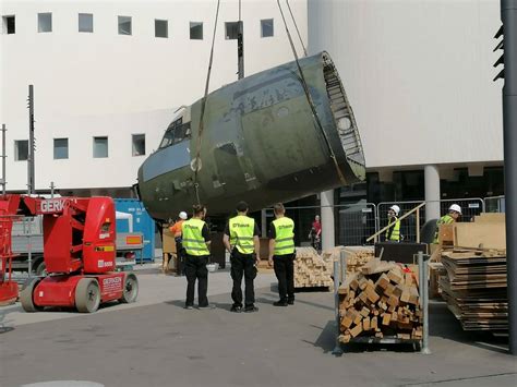 Kultur in Düsseldorf Ausrangierte Transall vor dem Schauspielhaus