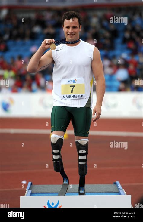 L Oscar Pistorius De L Afrique Du Sud Pose Avec Sa M Daille D Or Apr S