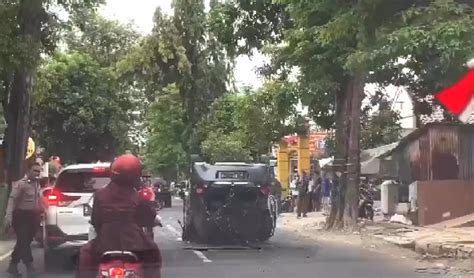 Mobil Brio Terbalik Setelah Tabrak Pohon Di Tuban Suara Indonesia