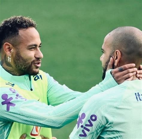 Daniel Alves diz que Mbappé não entendeu que Neymar e Messi são