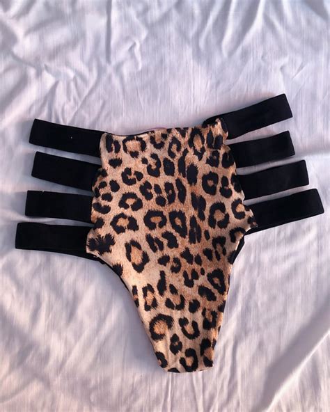 Conjunto biquíni top faixa strappy preto calcinha hot pants oncinha