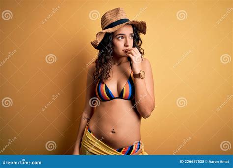 Joven Hermosa Mujer Con Pelo Rizado De Vacaciones Usando Bikini Y Sombrero De Verano Estresado Y