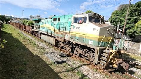 Trem Cargueiro de Minério de Ferro da Vale Subindo Vazio Passando na