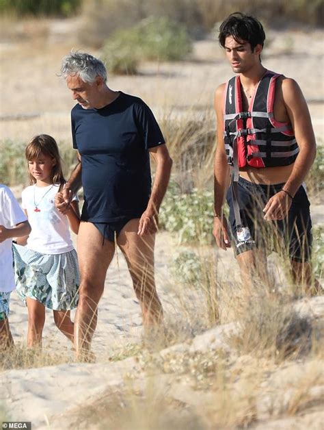 Andrea Bocelli Familie Andrea Bocelli Cuddles Daughter Virginia As He