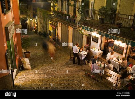 Customers enjoy dinner at an outdoor cafe in Bellagio, Italy Stock Photo: 25890423 - Alamy