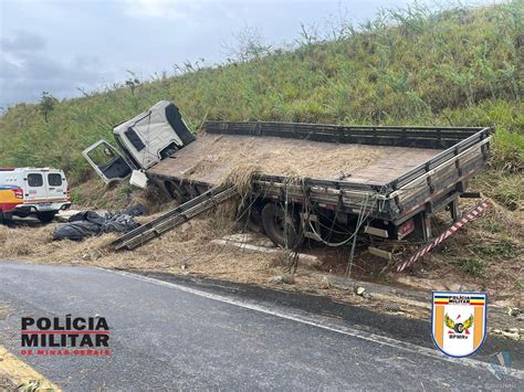 Caminh O Carregado De Abacaxis Sai Da Pista Perto De Catiara E Espalha