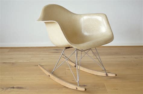 Sedia A Dondolo RAR Di Charles Ray Eames Per Herman Miller Anni 60