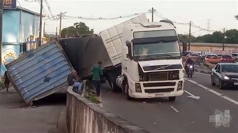 V Deo Dois Acidentes Envolvendo Carretas Deixa Tr Nsito Lento Em