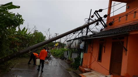 Hujan Angin Sebabkan Tiang Listrik Di Jombang Cilegon Roboh Timpa Rumah