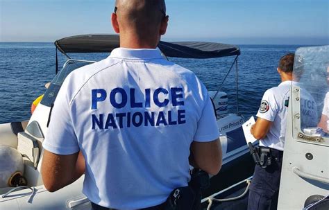 Policier En Unit Nautique Adess