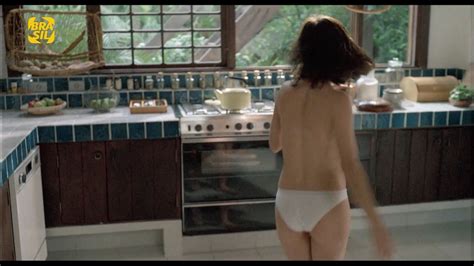 Naked Lídia Brondi in Rádio Pirata