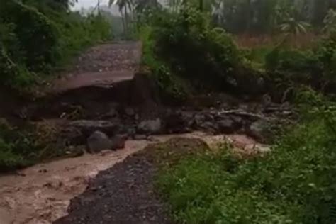 Akses Antarkecamatan Di Pulau Adonara Terputus Akibat Banjir Antara