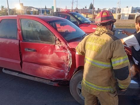 Chocan camión de personal y camioneta en pleno bulevar