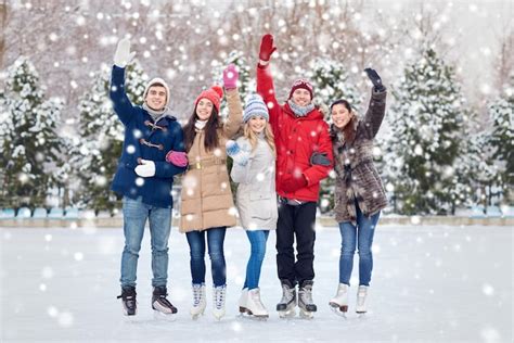 Pessoas Inverno Amizade Esporte E Conceito De Lazer Amigos Felizes