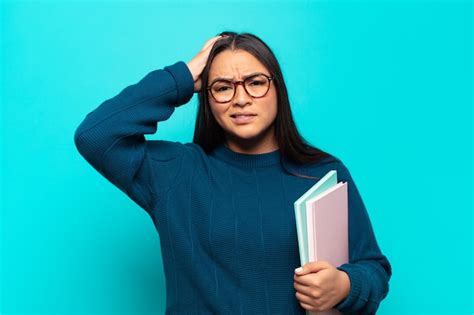 Joven Latina Que Se Siente Frustrada Y Molesta Enferma Y Cansada Del Fracaso Harta De Tareas