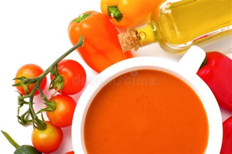 Gazpacho Frio Espanhol Da Sopa Do Tomate Isolado No Fundo Branco W Foto