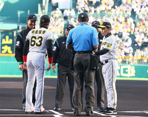 【日本ハム】新庄監督が阪神ユニ姿！甲子園騒然 岡田監督とメンバー表交換 入団当時の背番号63 プロ野球写真ニュース 日刊スポーツ