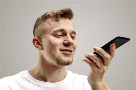 Retrato Interno De Jovem Atraente Isolado Em Um Espa O Cinza Segurando